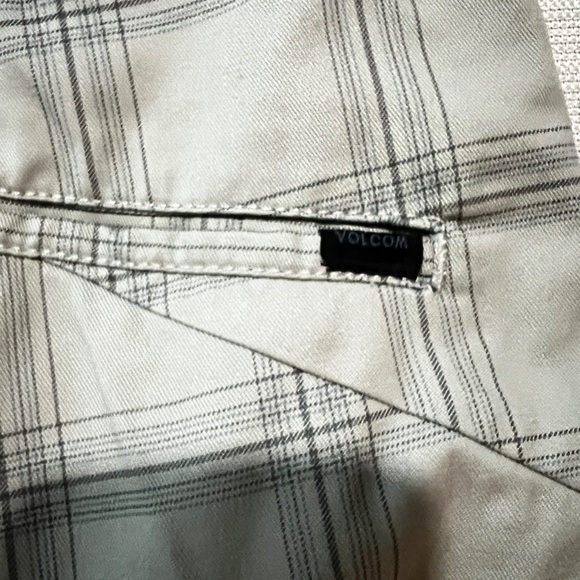 Volcom Corpo Class Men's Checkered Beige Shorts Size 30 - Picture 6 of 7